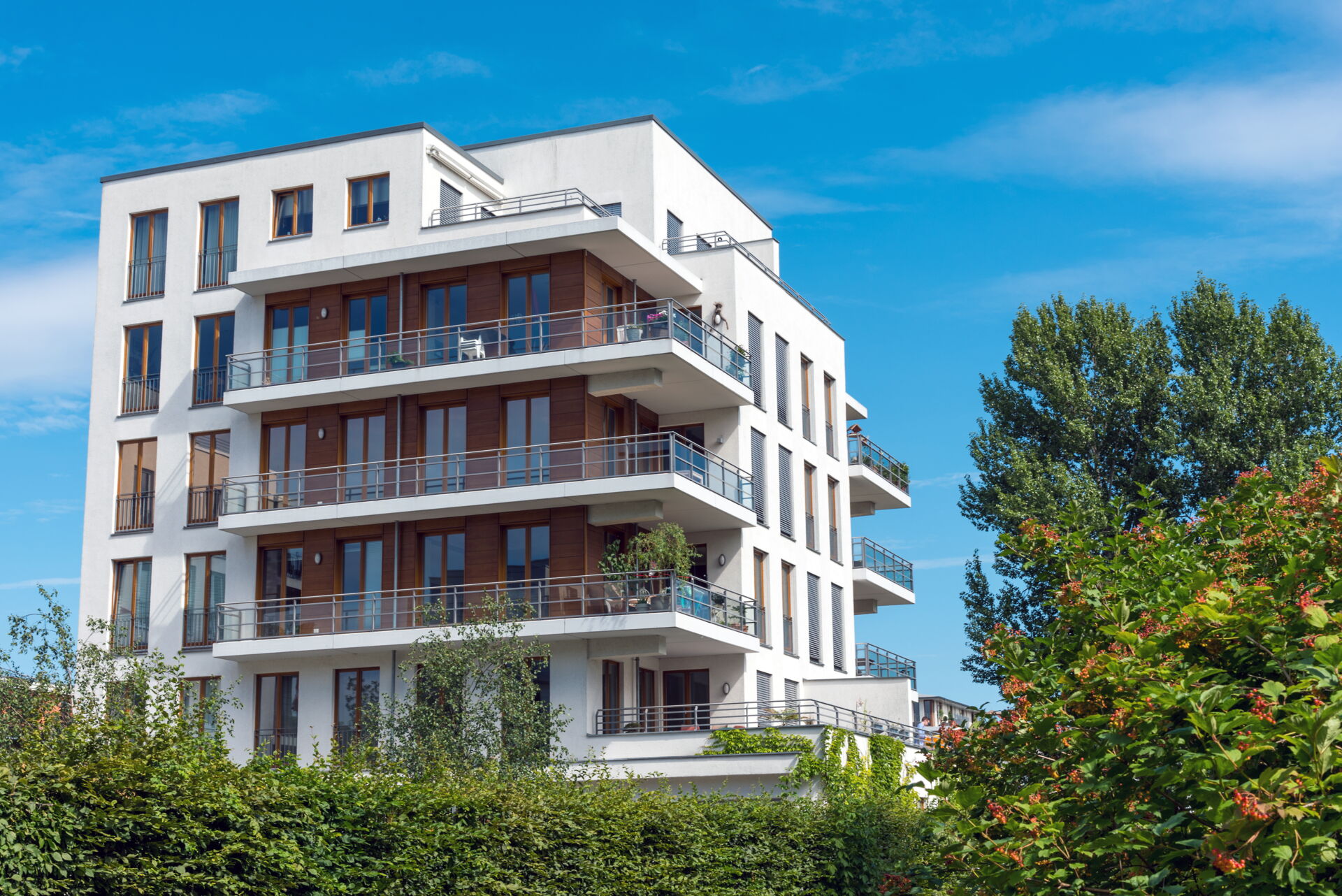 Berthold-Bau Mehrfamilienhaus: Modernes Gebäude mit vielen Balkonen, repräsentativ für Bauprojekte in Lauta Berthold-Bau Mehrfamilienhaus: Modernes Gebäude mit vielen Balkonen, repräsentativ für Bauprojekte in Lauta