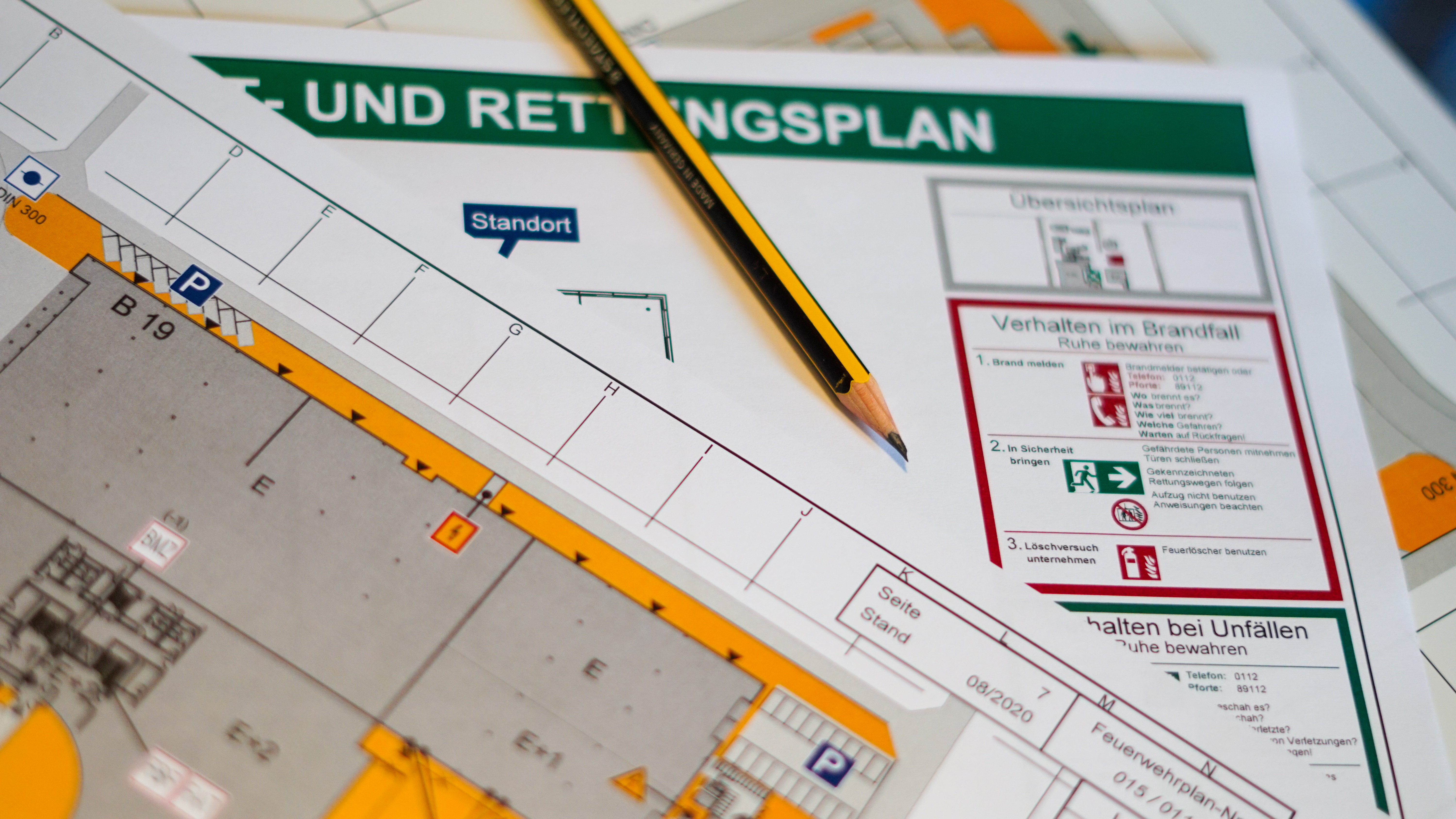 Berthold-Bau: Brandschutz- & Rettungsplanung in Lauta Ein Brand- und Rettungsplan mit Bauzeichnungen und Bleistift, symbolisiert Sicherheitsplanung von Berthold-Bau in Lauta.