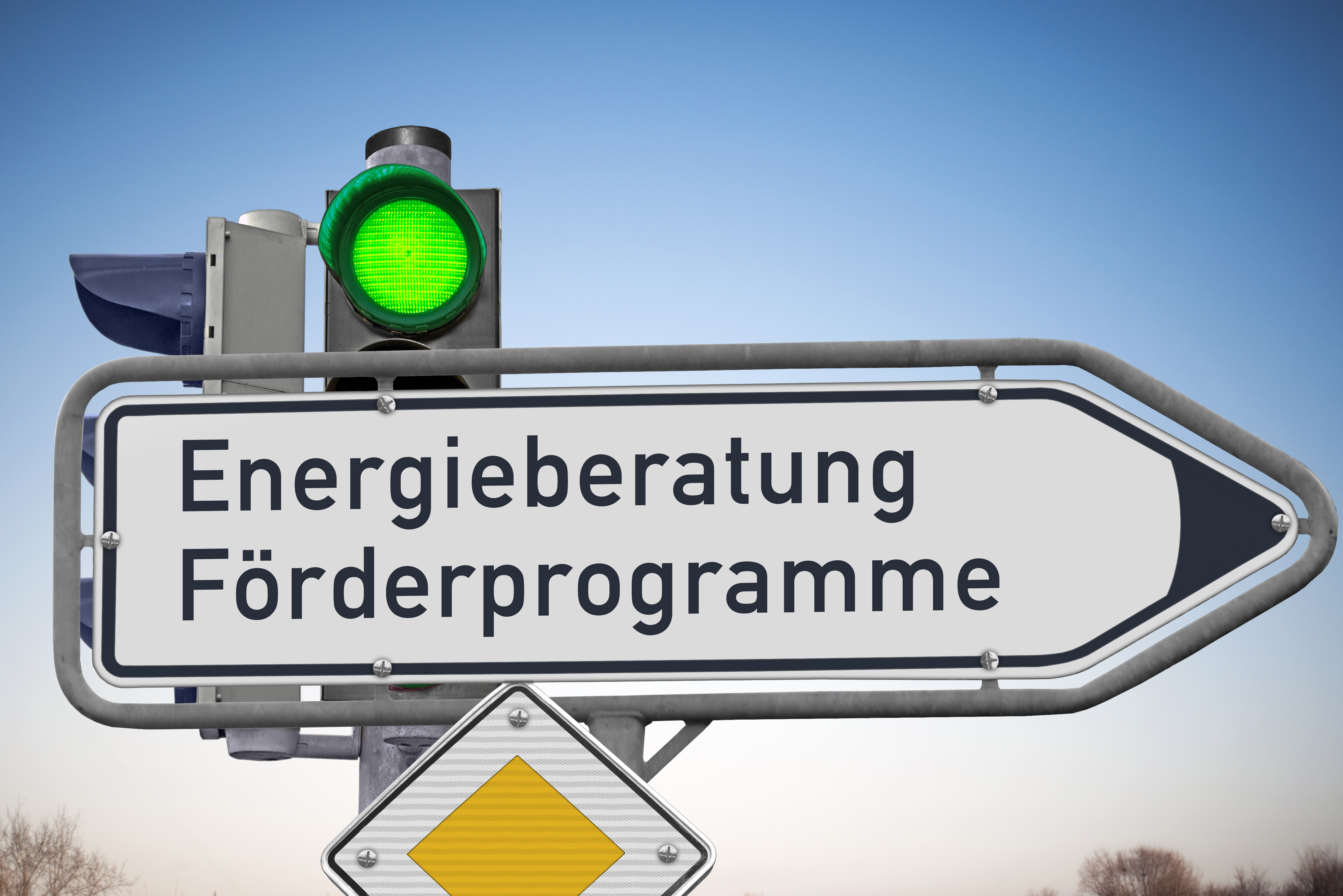 Berthold-Bau: Energieberatung & Förderprogramme Lauta Verkehrsschild "Energieberatung Förderprogramme" mit grünem Ampellicht, symbolisiert Expertise von Berthold-Bau in Lauta.